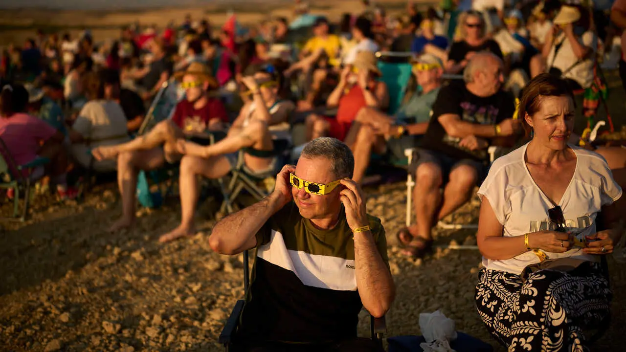 Miles de personas viven el eclipse en la localidad Navarra de Ler&iacute;n. PABLO LASAOSA