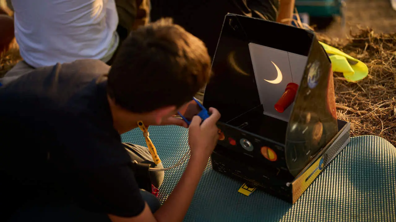 Miles de personas viven el eclipse en la localidad Navarra de Ler&iacute;n. PABLO LASAOSA