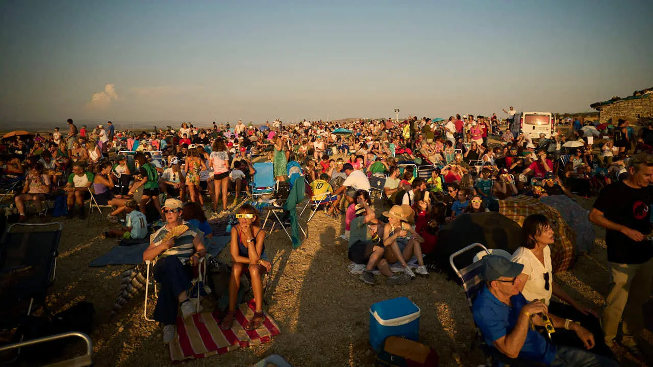 Miles de personas viven el eclipse en la localidad Navarra de Ler&iacute;n. PABLO LASAOSA
