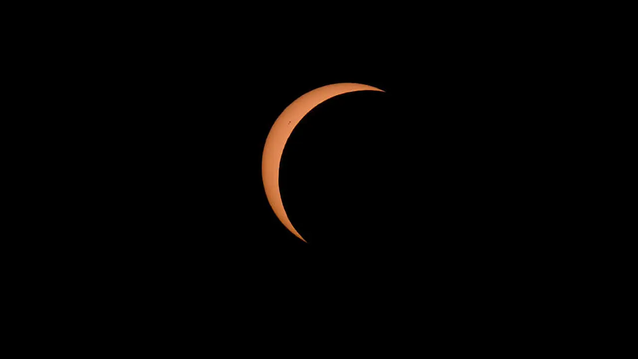 Miles de personas viven el eclipse en la localidad Navarra de Ler&iacute;n. PABLO LASAOSA