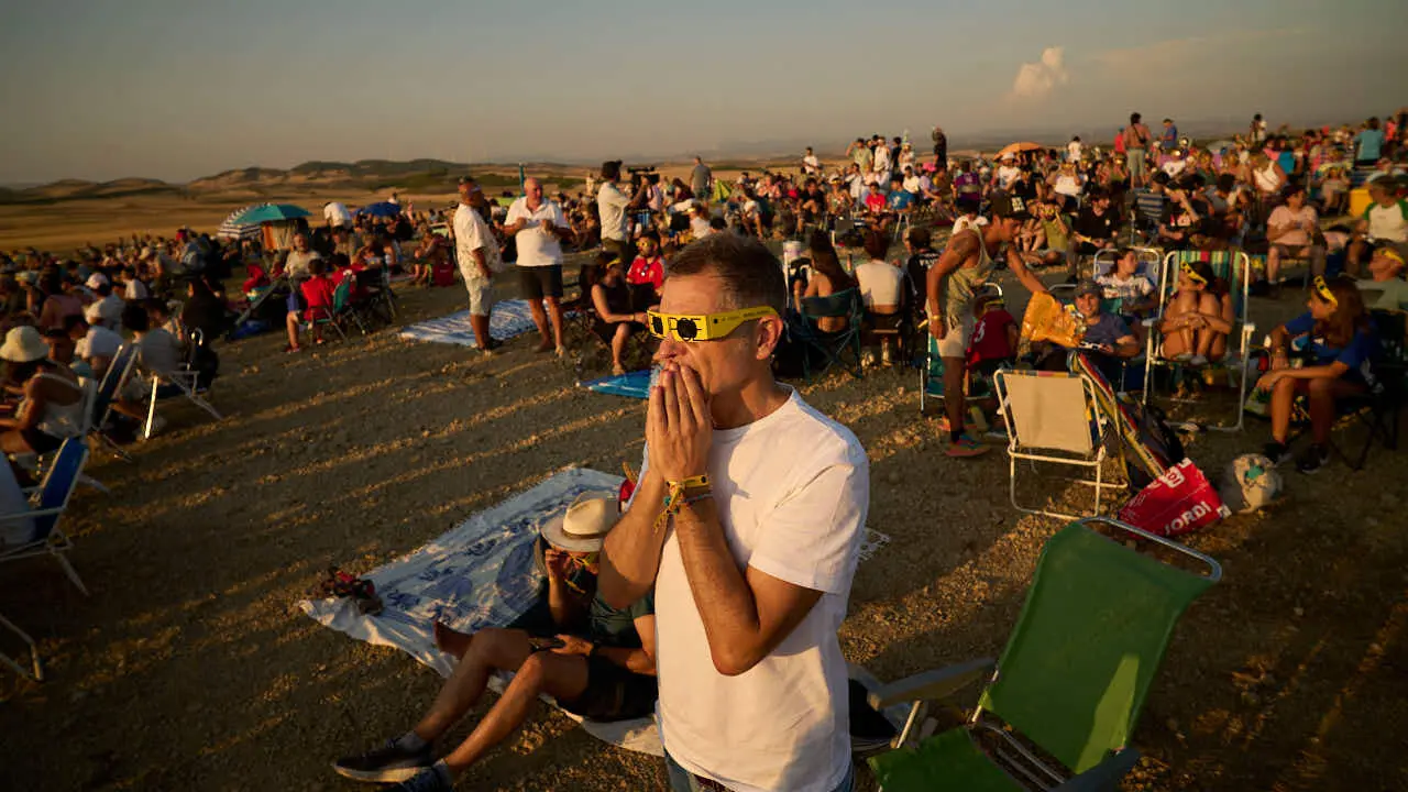 Miles de personas viven el eclipse en la localidad Navarra de Ler&iacute;n. PABLO LASAOSA