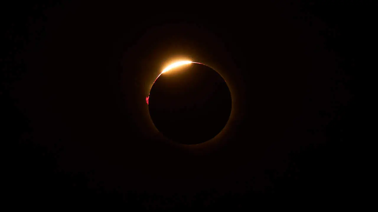 Miles de personas viven el eclipse en la localidad Navarra de Ler&iacute;n. PABLO LASAOSA