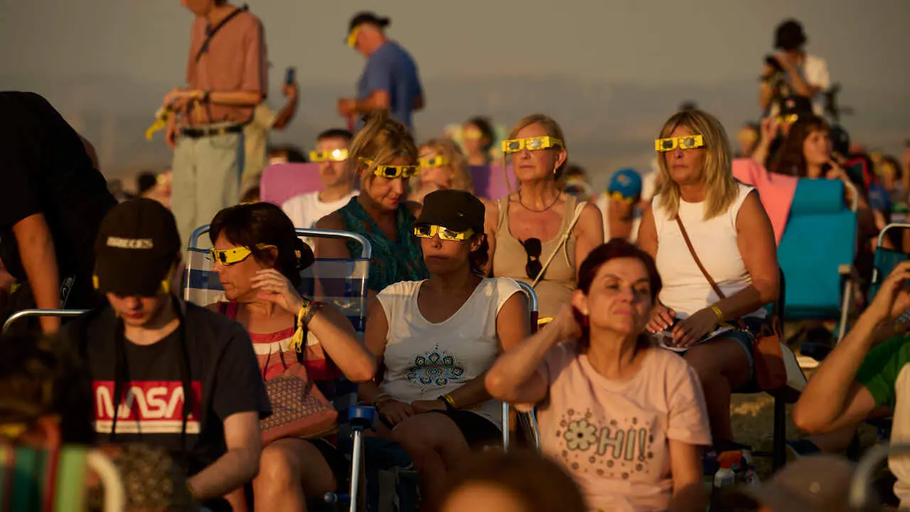 Miles de personas viven el eclipse en la localidad Navarra de Ler&iacute;n. PABLO LASAOSA