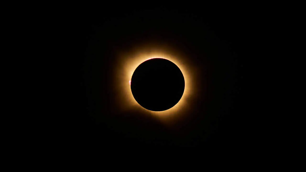 Miles de personas viven el eclipse en la localidad Navarra de Ler&iacute;n. PABLO LASAOSA