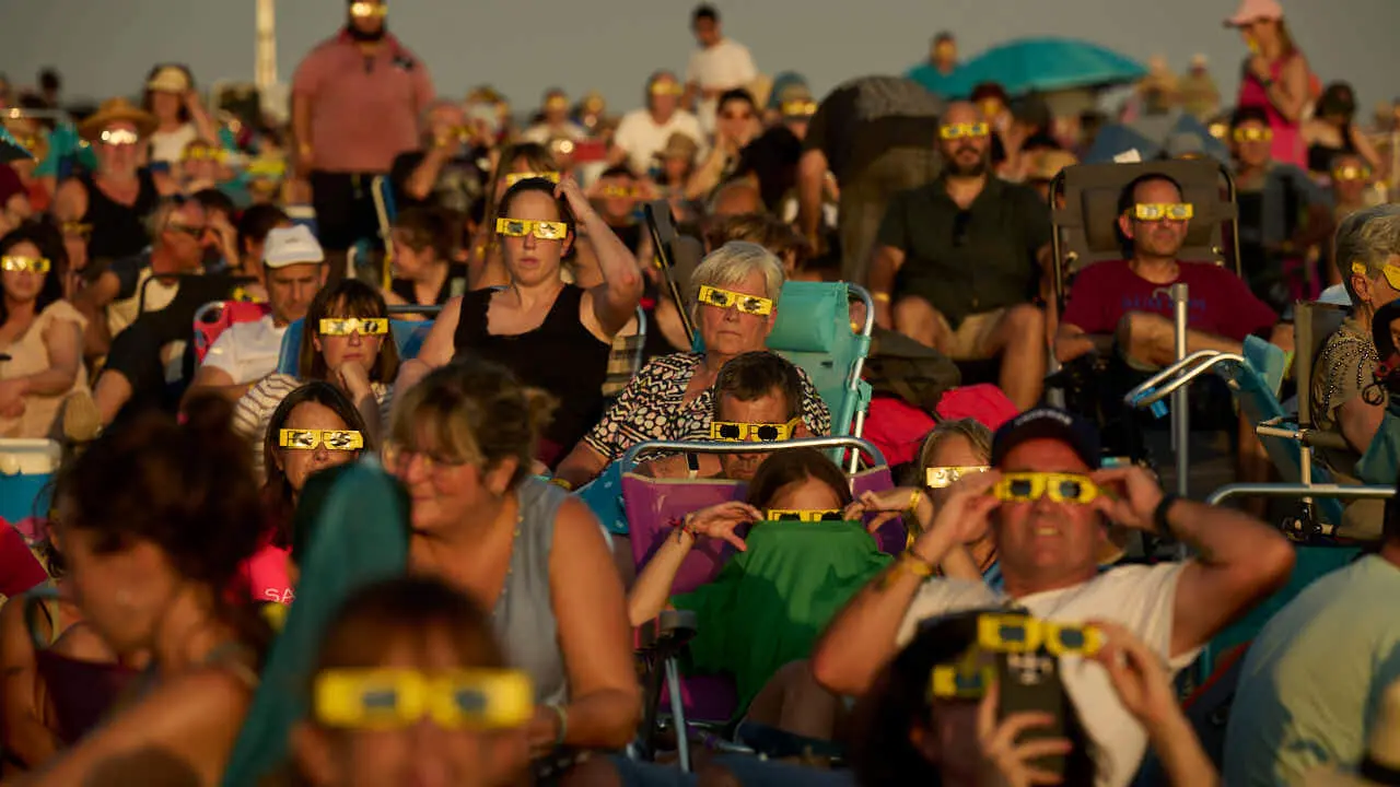 Miles de personas viven el eclipse en la localidad Navarra de Ler&iacute;n. PABLO LASAOSA