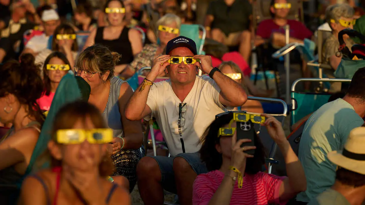 Miles de personas viven el eclipse en la localidad Navarra de Ler&iacute;n. PABLO LASAOSA