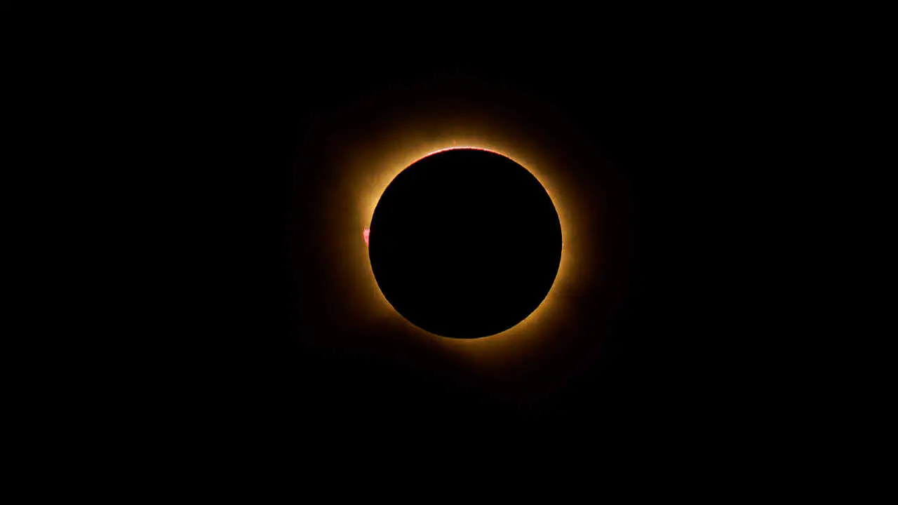 Miles de personas viven el eclipse en la localidad Navarra de Ler&iacute;n. PABLO LASAOSA
