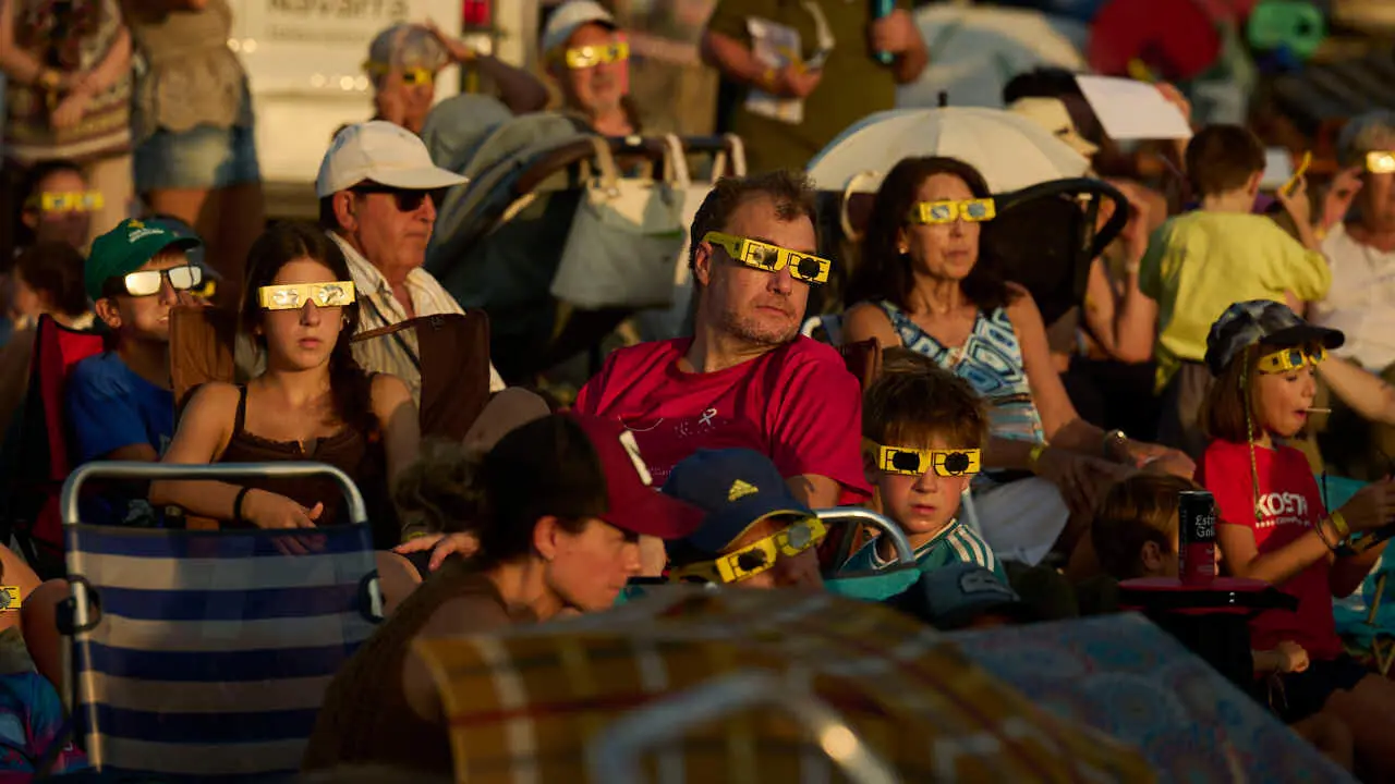 Miles de personas viven el eclipse en la localidad Navarra de Ler&iacute;n. PABLO LASAOSA