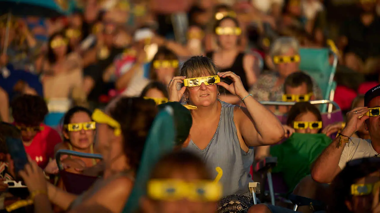 Miles de personas viven el eclipse en la localidad Navarra de Ler&iacute;n. PABLO LASAOSA