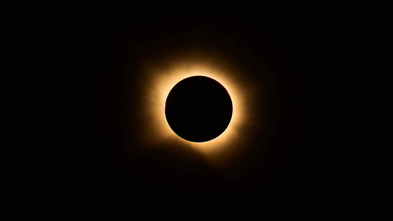 Miles de personas viven el eclipse en la localidad Navarra de Ler&iacute;n. PABLO LASAOSA