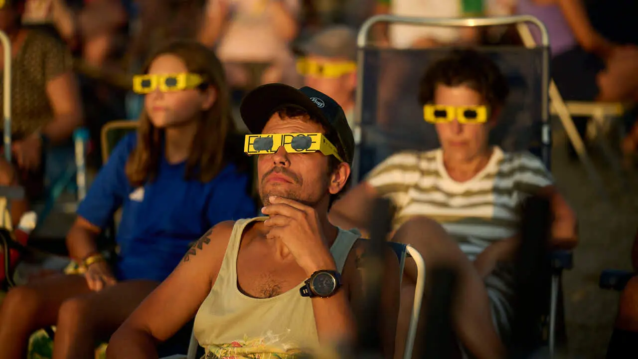 Miles de personas viven el eclipse en la localidad Navarra de Ler&iacute;n. PABLO LASAOSA