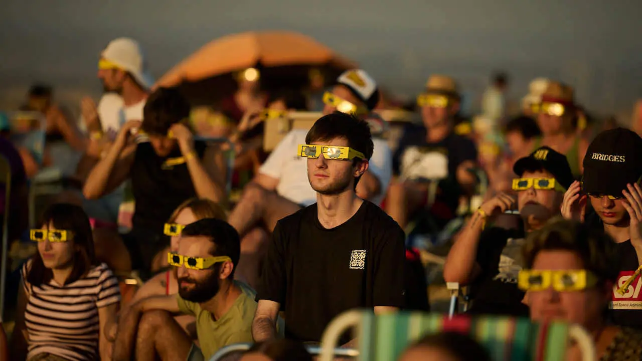 Miles de personas viven el eclipse en la localidad Navarra de Ler&iacute;n. PABLO LASAOSA