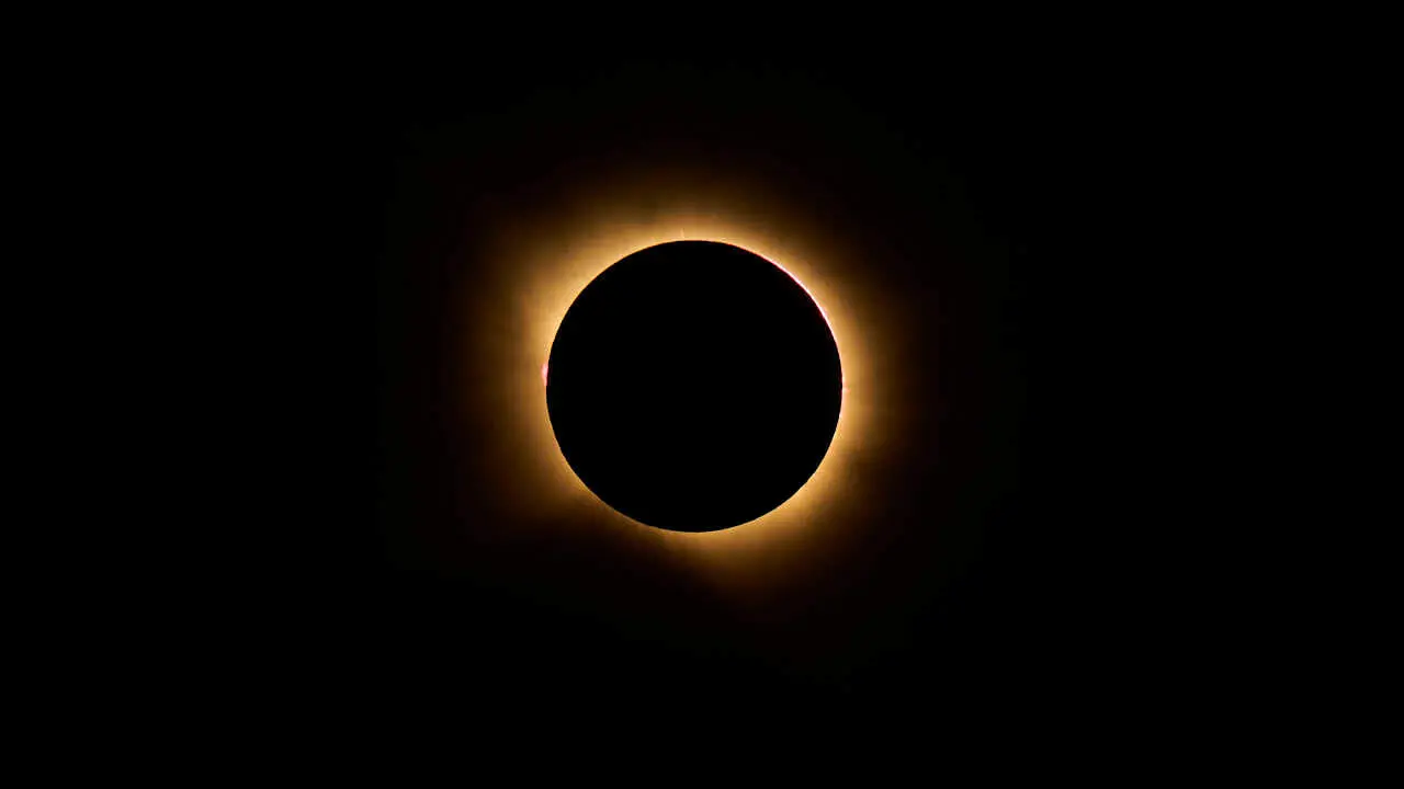 Miles de personas viven el eclipse en la localidad Navarra de Ler&iacute;n. PABLO LASAOSA
