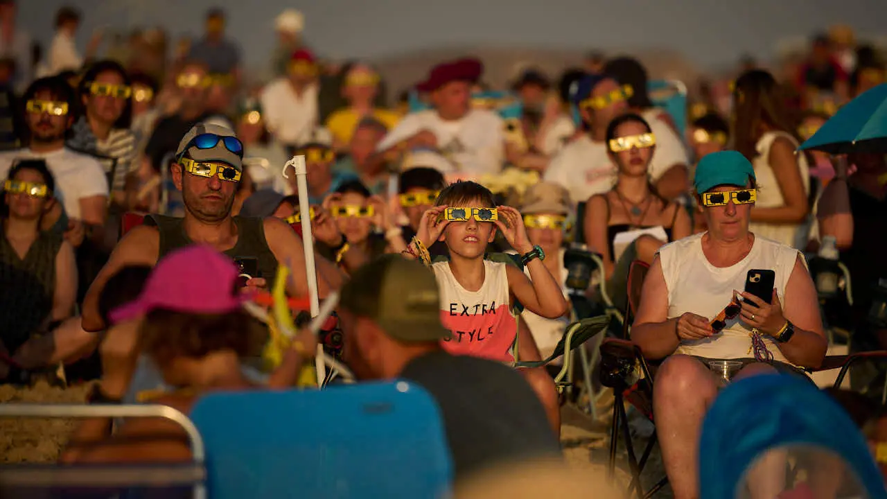 Miles de personas viven el eclipse en la localidad Navarra de Ler&iacute;n. PABLO LASAOSA