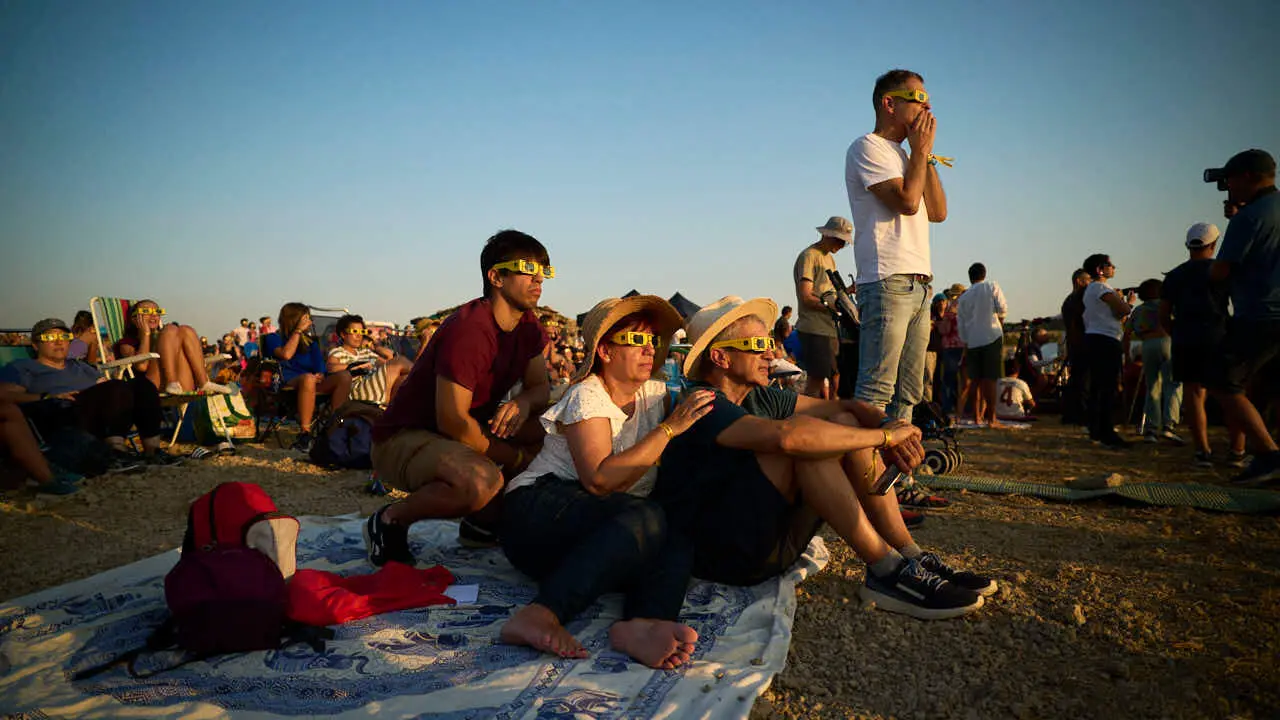Miles de personas viven el eclipse en la localidad Navarra de Ler&iacute;n. PABLO LASAOSA