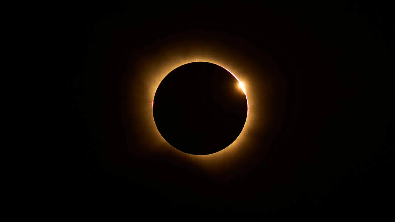 Miles de personas viven el eclipse en la localidad Navarra de Ler&iacute;n. PABLO LASAOSA