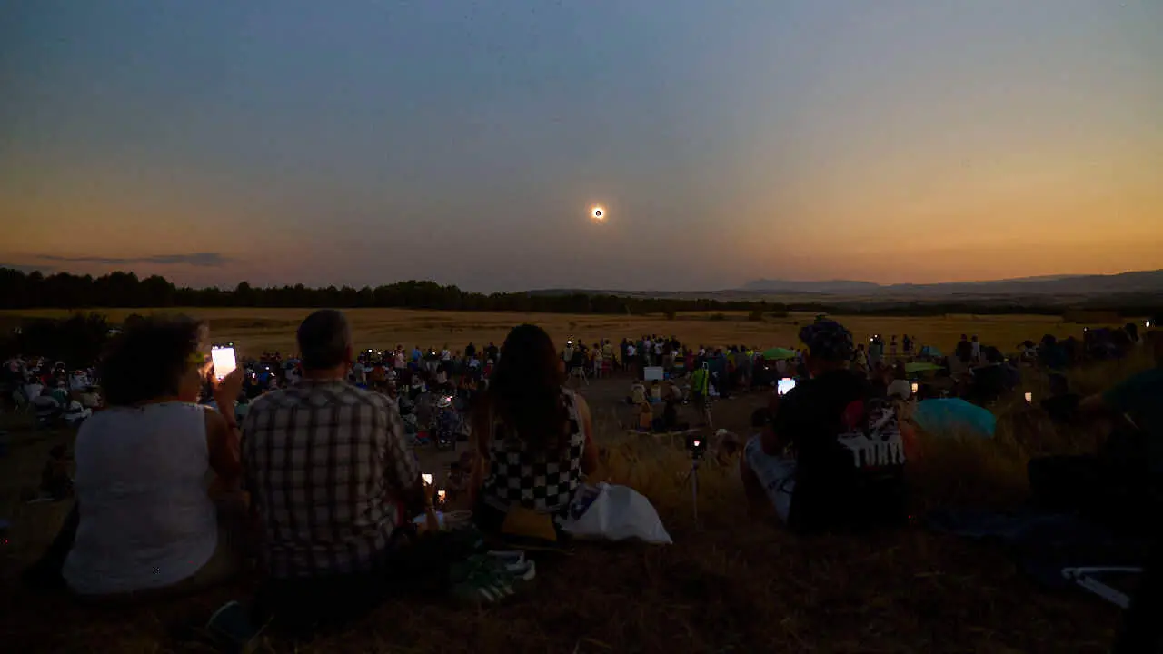 Miles de personas viven el eclipse en la localidad Navarra de Ler&iacute;n. PABLO LASAOSA