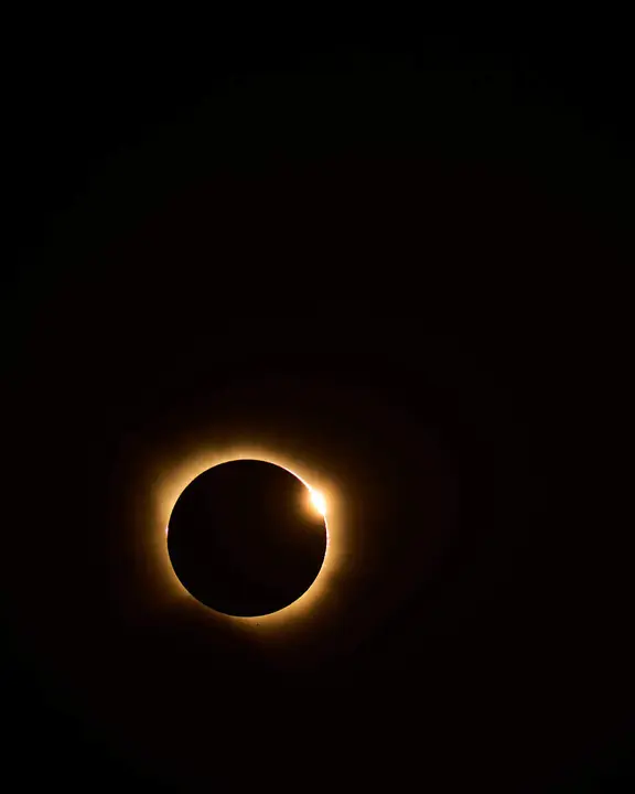 Miles de personas viven el eclipse en la localidad Navarra de Ler&iacute;n. PABLO LASAOSA