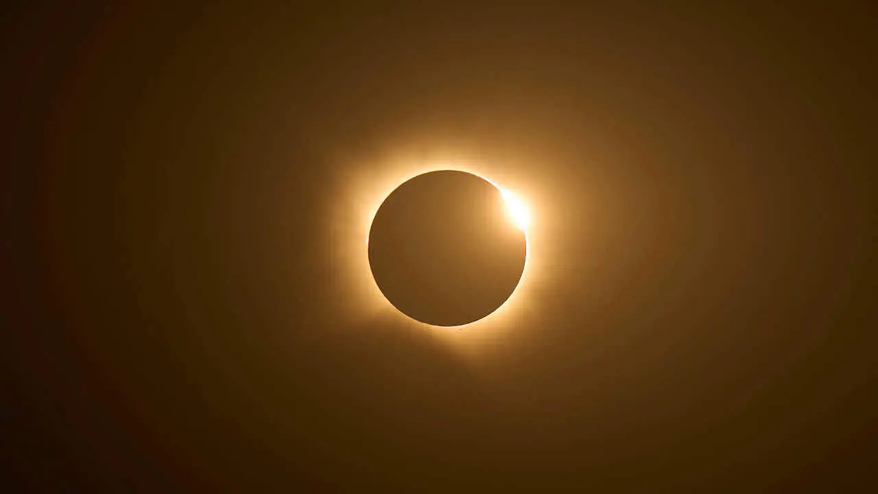 Miles de personas viven el eclipse en la localidad Navarra de Ler&iacute;n. PABLO LASAOSA