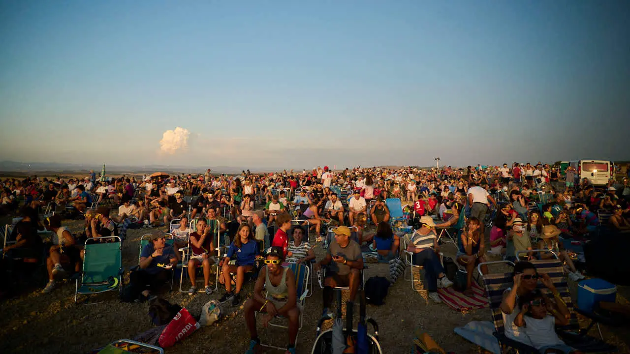 Miles de personas viven el eclipse en la localidad Navarra de Ler&iacute;n. PABLO LASAOSA