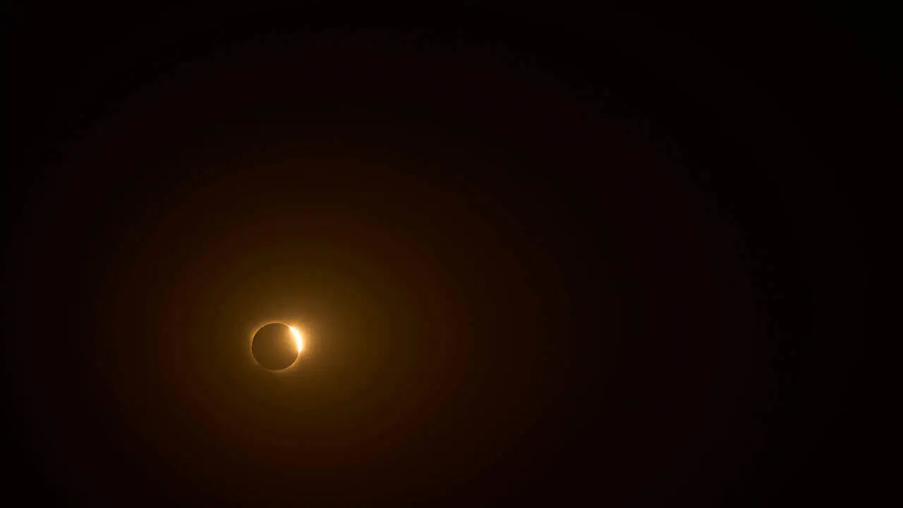 Miles de personas viven el eclipse en la localidad Navarra de Ler&iacute;n. PABLO LASAOSA