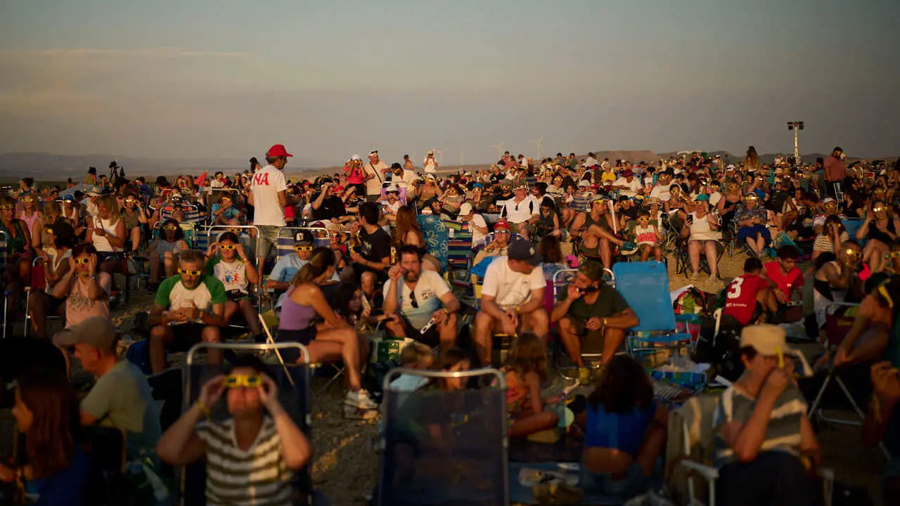 Miles de personas viven el eclipse en la localidad Navarra de Ler&iacute;n. PABLO LASAOSA