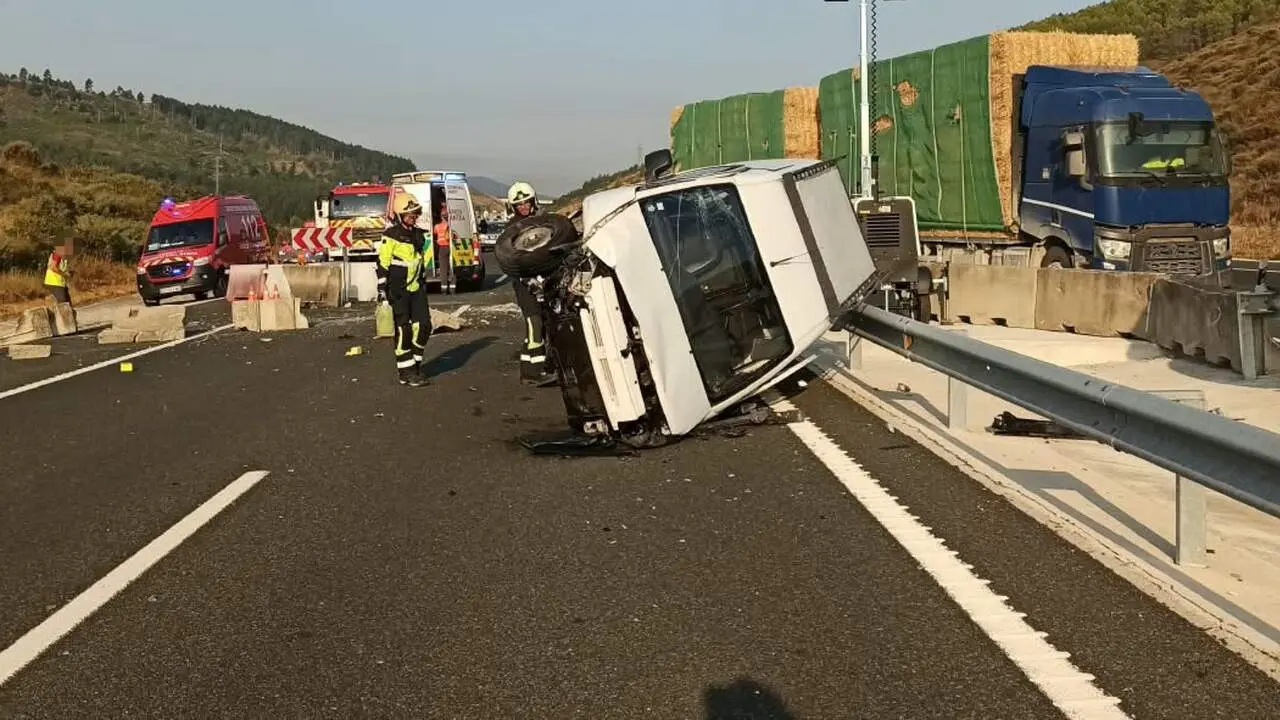 Estado en el que han quedado los veh&iacute;culos accidentados en Urra&uacute;l Bajo. BOMBEROS DE NAVARRA