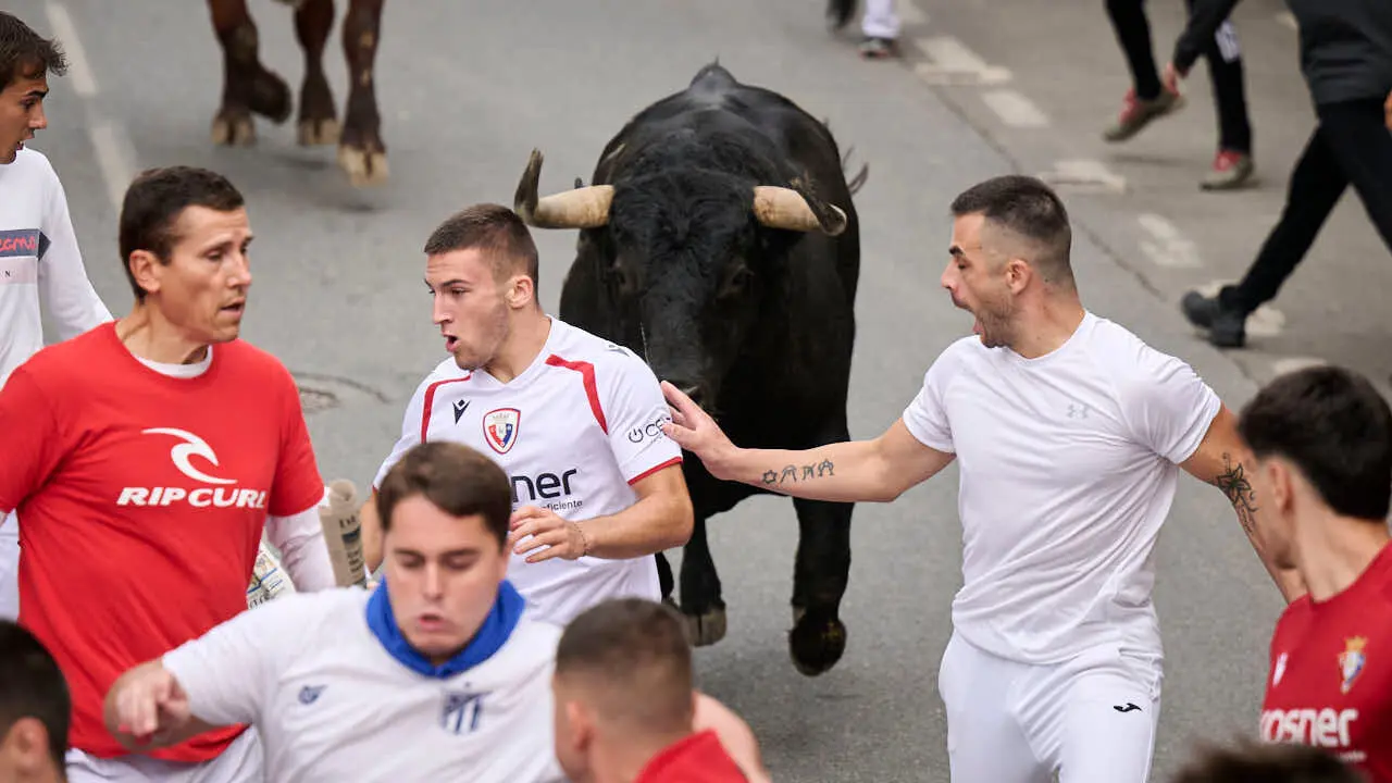 Primer encierro de las fiestas de Tafalla 2026 con toros de Valdell&aacute;n. PABLO LASAOSA