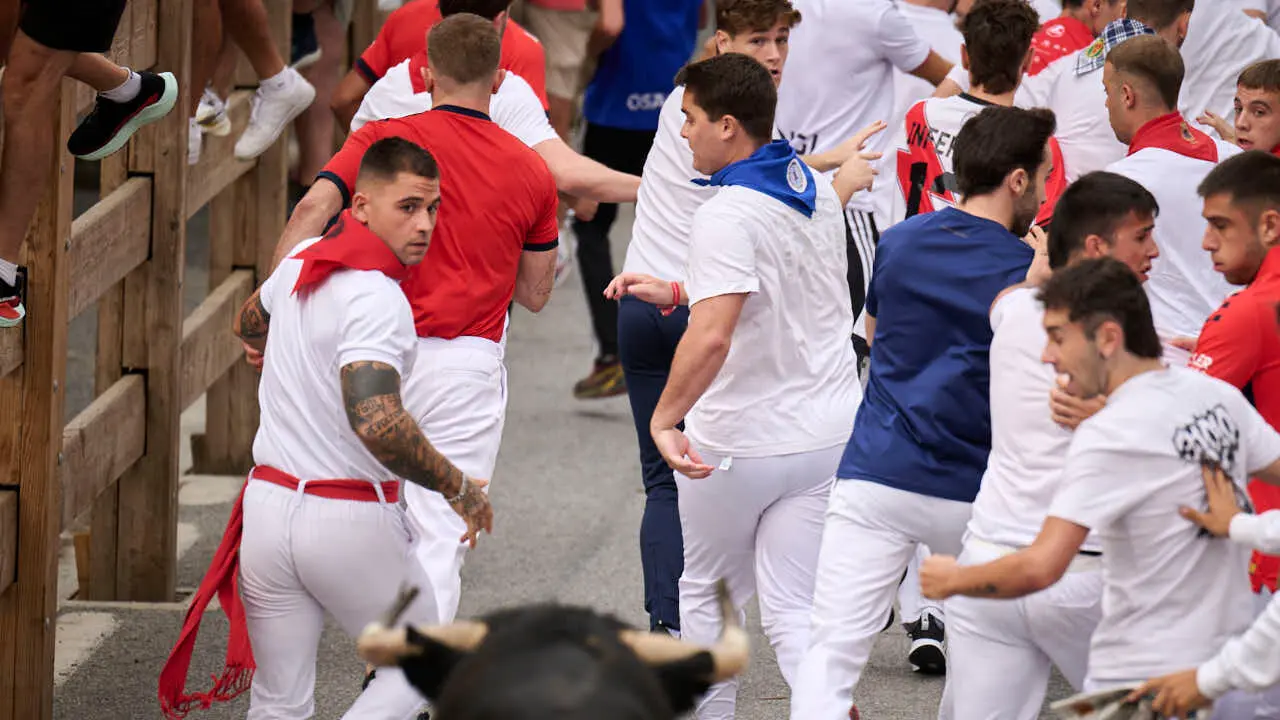 Primer encierro de las fiestas de Tafalla 2026 con toros de Valdell&aacute;n. PABLO LASAOSA