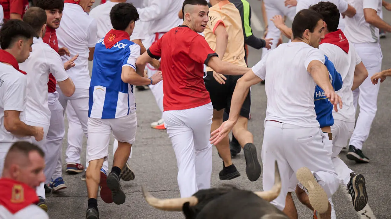 Primer encierro de las fiestas de Tafalla 2026 con toros de Valdell&aacute;n. PABLO LASAOSA