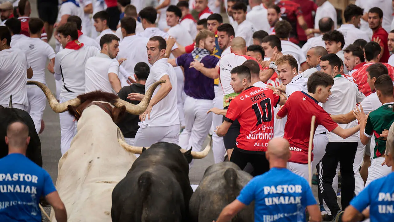Primer encierro de las fiestas de Tafalla 2026 con toros de Valdell&aacute;n. PABLO LASAOSA
