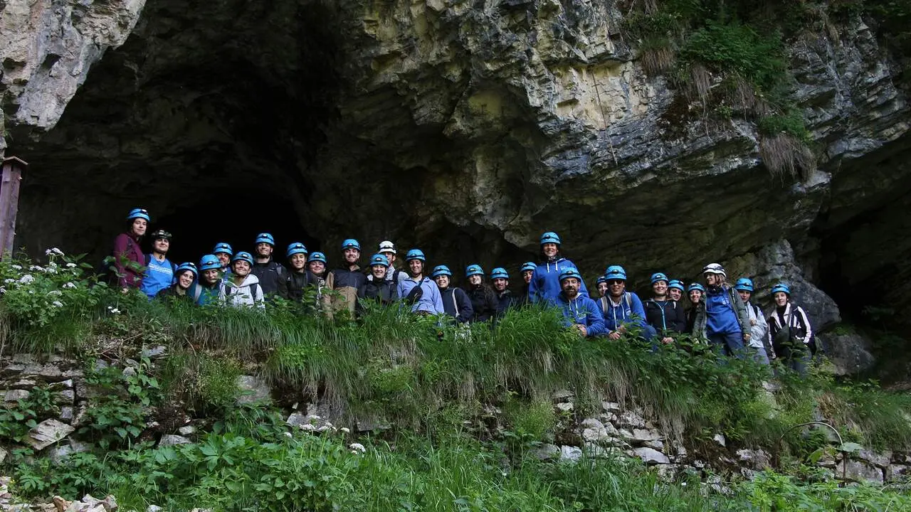 Inicio de una actividad en una cueva del Parque Natural del Monviso en Italia. UNIVERSIDAD P&Uacute;BLICA DE NAVARRA