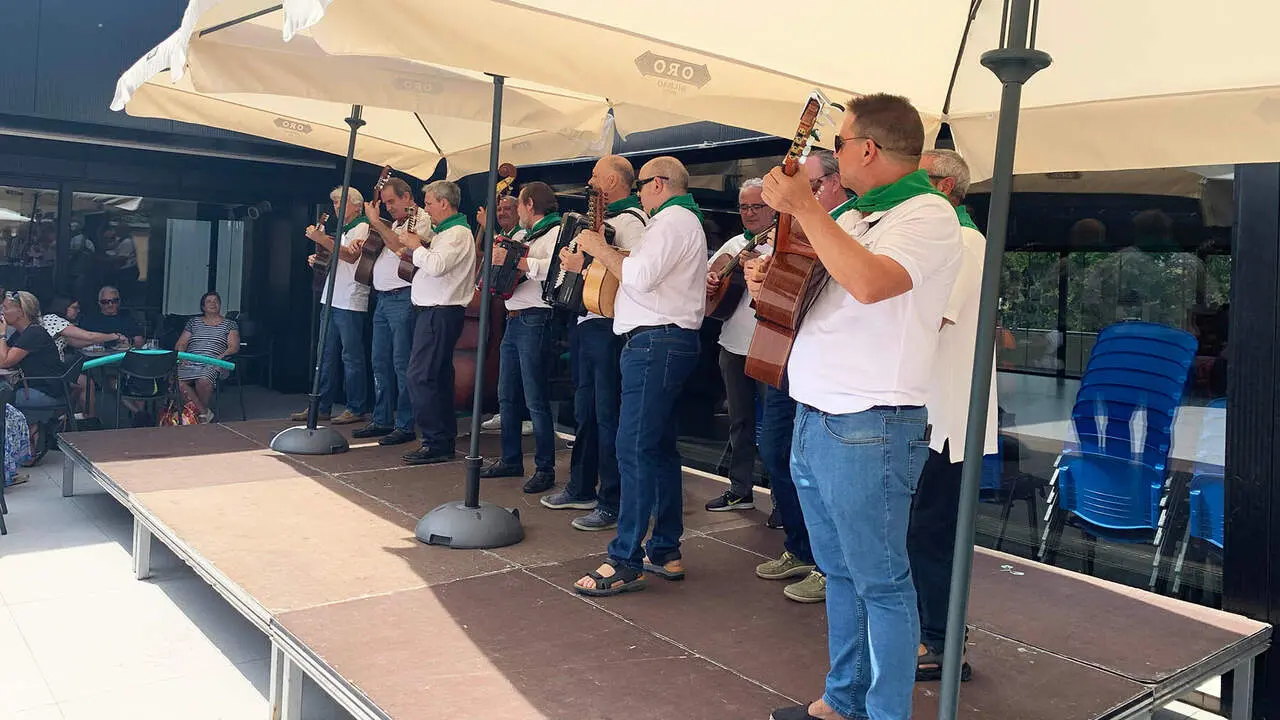 La cofrad&iacute;a de San Saturnino ameniza el Chupinazo de Oberena 2026. Navarra.com