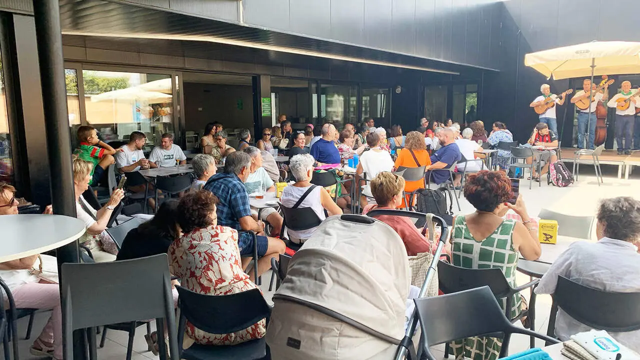 Terraza de Oberena llena de socios en el Chupinazo de 2026. Navarra.com