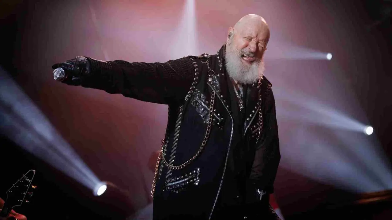 PAMPLONA, 18/08/2026.- El cantante de la legendaria banda brit&aacute;nica de heavy metal Judas Priest, Rob Haldford, durante el concierto que ha ofrecido este martes en el Navarra Arena de Pamplona, una de las dos &uacute;nicas citas del grupo en Espa&ntilde;a en 2026 en una gira vinculada a su &uacute;ltimo trabajo, 'Invincible Shield'. EFE/Villar L&oacute;pez