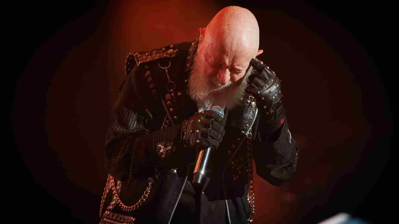 PAMPLONA, 18/08/2026.- El cantante de la legendaria banda brit&aacute;nica de heavy metal Judas Priest, Rob Haldford, durante el concierto que ha ofrecido este martes en el Navarra Arena de Pamplona, una de las dos &uacute;nicas citas del grupo en Espa&ntilde;a en 2026 en una gira vinculada a su &uacute;ltimo trabajo, 'Invincible Shield'. EFE/Villar L&oacute;pez