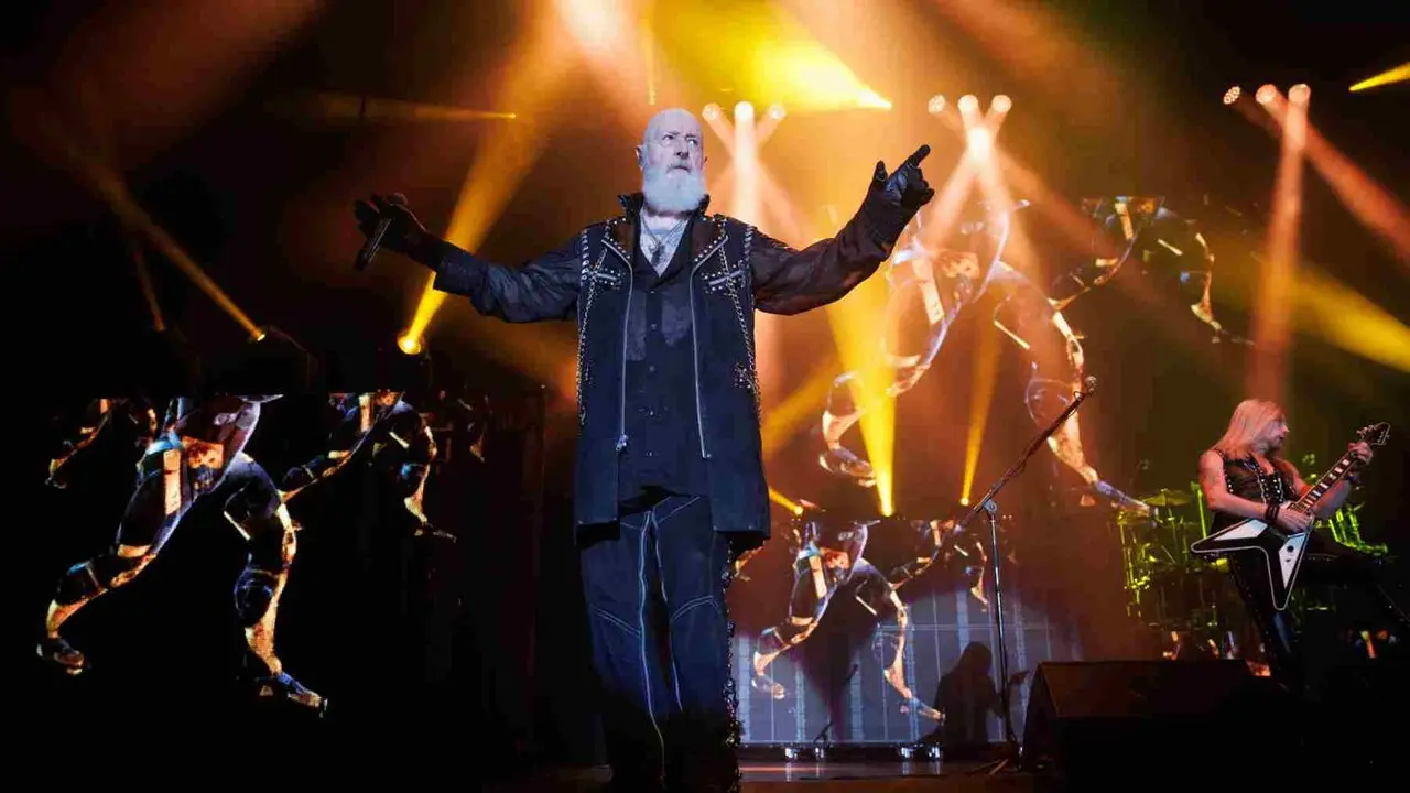 PAMPLONA, 18/08/2026.- El cantante de la legendaria banda brit&aacute;nica de heavy metal Judas Priest, Rob Haldford, durante el concierto que ha ofrecido este martes en el Navarra Arena de Pamplona, una de las dos &uacute;nicas citas del grupo en Espa&ntilde;a en 2026 en una gira vinculada a su &uacute;ltimo trabajo, 'Invincible Shield'. EFE/Villar L&oacute;pez
