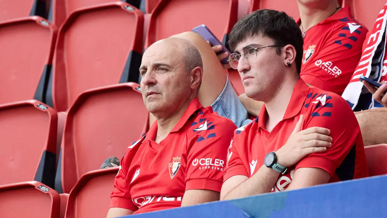 La grada del estadio de El Sadar durante el partido de La Liga EA Sports entre CA Osasuna y Levante UD disputado en Pamplona. I&Ntilde;IGO ALZUGARAY