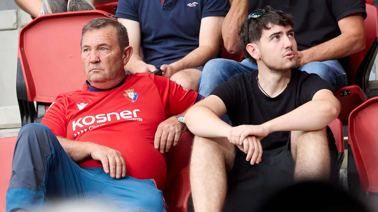 La grada del estadio de El Sadar durante el partido de La Liga EA Sports entre CA Osasuna y Levante UD disputado en Pamplona. I&Ntilde;IGO ALZUGARAY