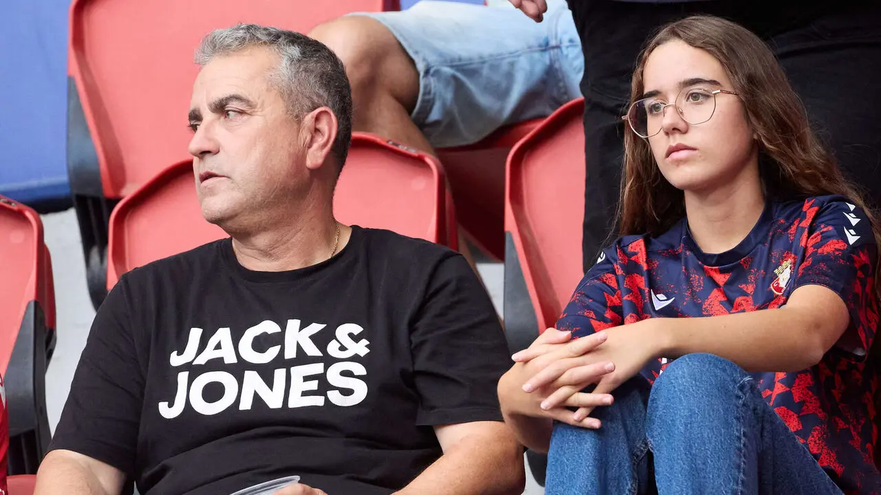 La grada del estadio de El Sadar durante el partido de La Liga EA Sports entre CA Osasuna y Levante UD disputado en Pamplona. I&Ntilde;IGO ALZUGARAY