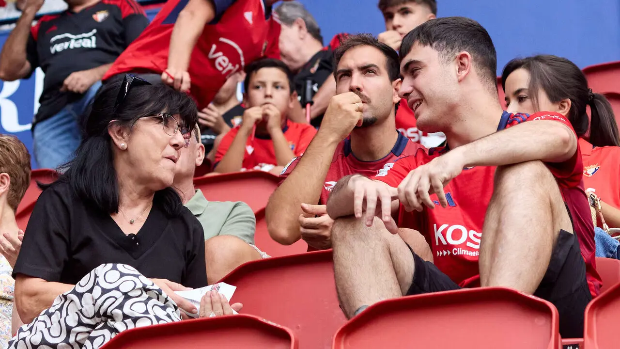 La grada del estadio de El Sadar durante el partido de La Liga EA Sports entre CA Osasuna y Levante UD disputado en Pamplona. I&Ntilde;IGO ALZUGARAY