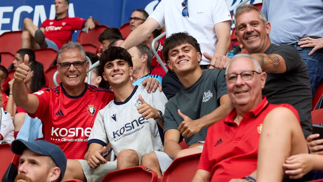 La grada del estadio de El Sadar durante el partido de La Liga EA Sports entre CA Osasuna y Levante UD disputado en Pamplona. I&Ntilde;IGO ALZUGARAY