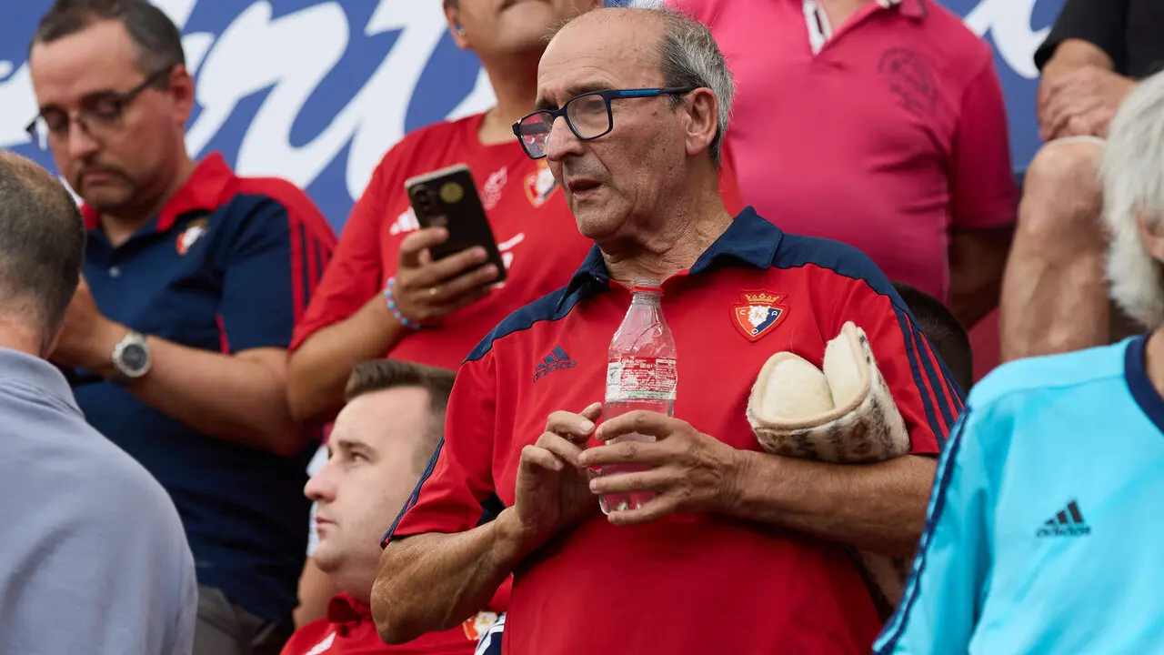 La grada del estadio de El Sadar durante el partido de La Liga EA Sports entre CA Osasuna y Levante UD disputado en Pamplona. I&Ntilde;IGO ALZUGARAY