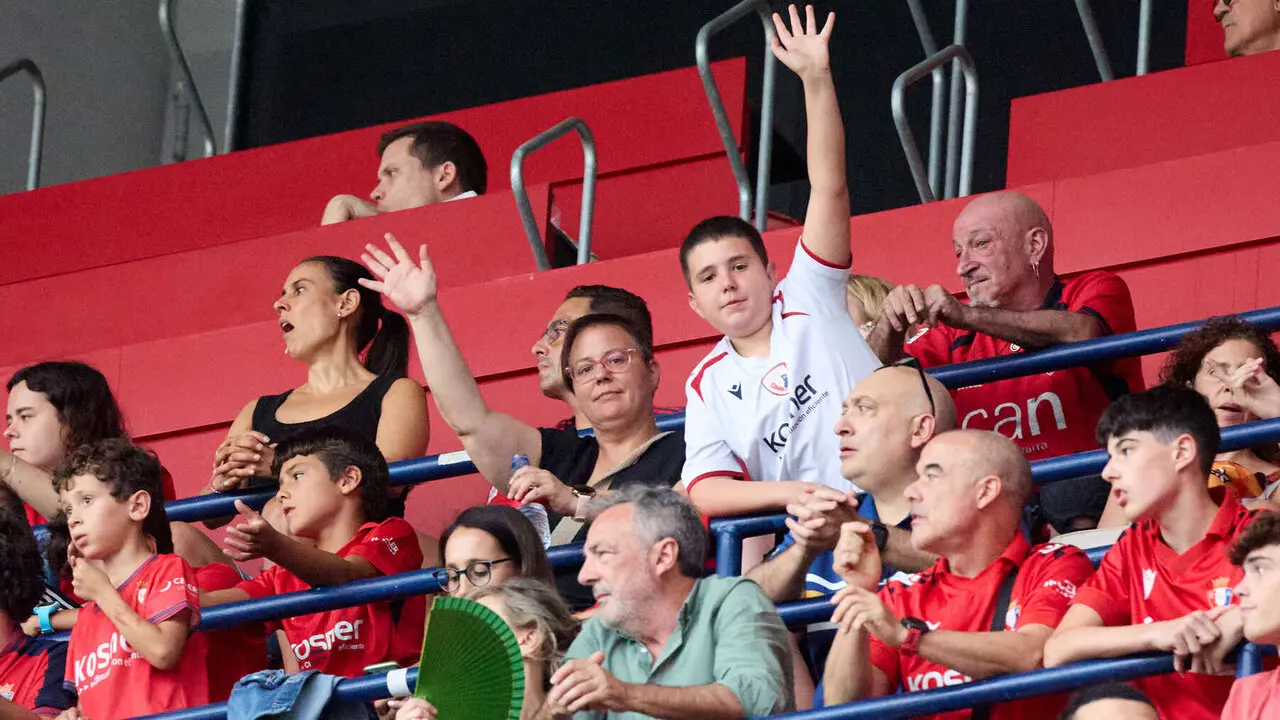 La grada del estadio de El Sadar durante el partido de La Liga EA Sports entre CA Osasuna y Levante UD disputado en Pamplona. I&Ntilde;IGO ALZUGARAY