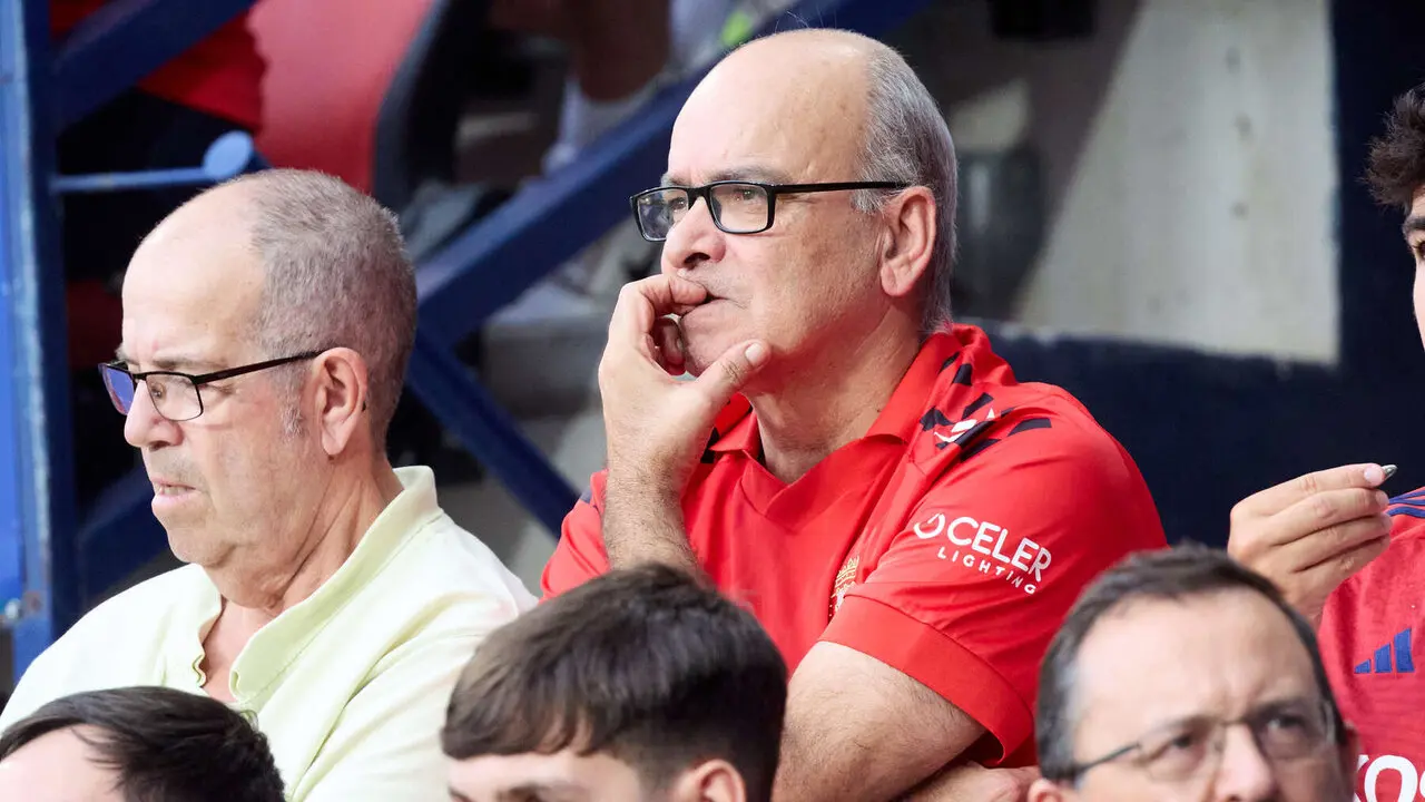 La grada del estadio de El Sadar durante el partido de La Liga EA Sports entre CA Osasuna y Levante UD disputado en Pamplona. I&Ntilde;IGO ALZUGARAY