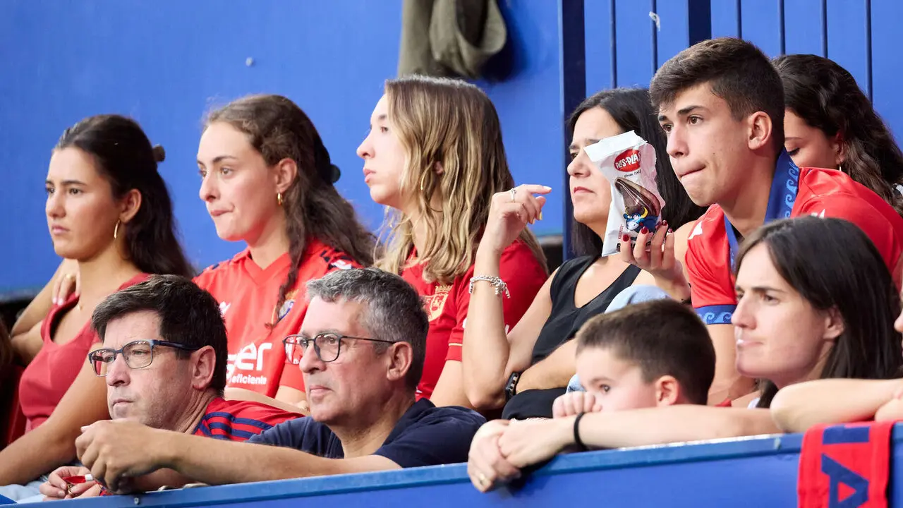 La grada del estadio de El Sadar durante el partido de La Liga EA Sports entre CA Osasuna y Levante UD disputado en Pamplona. I&Ntilde;IGO ALZUGARAY