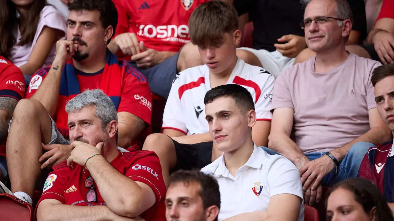 La grada del estadio de El Sadar durante el partido de La Liga EA Sports entre CA Osasuna y Levante UD disputado en Pamplona. I&Ntilde;IGO ALZUGARAY