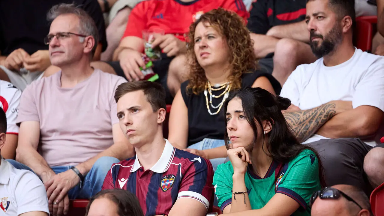 La grada del estadio de El Sadar durante el partido de La Liga EA Sports entre CA Osasuna y Levante UD disputado en Pamplona. I&Ntilde;IGO ALZUGARAY