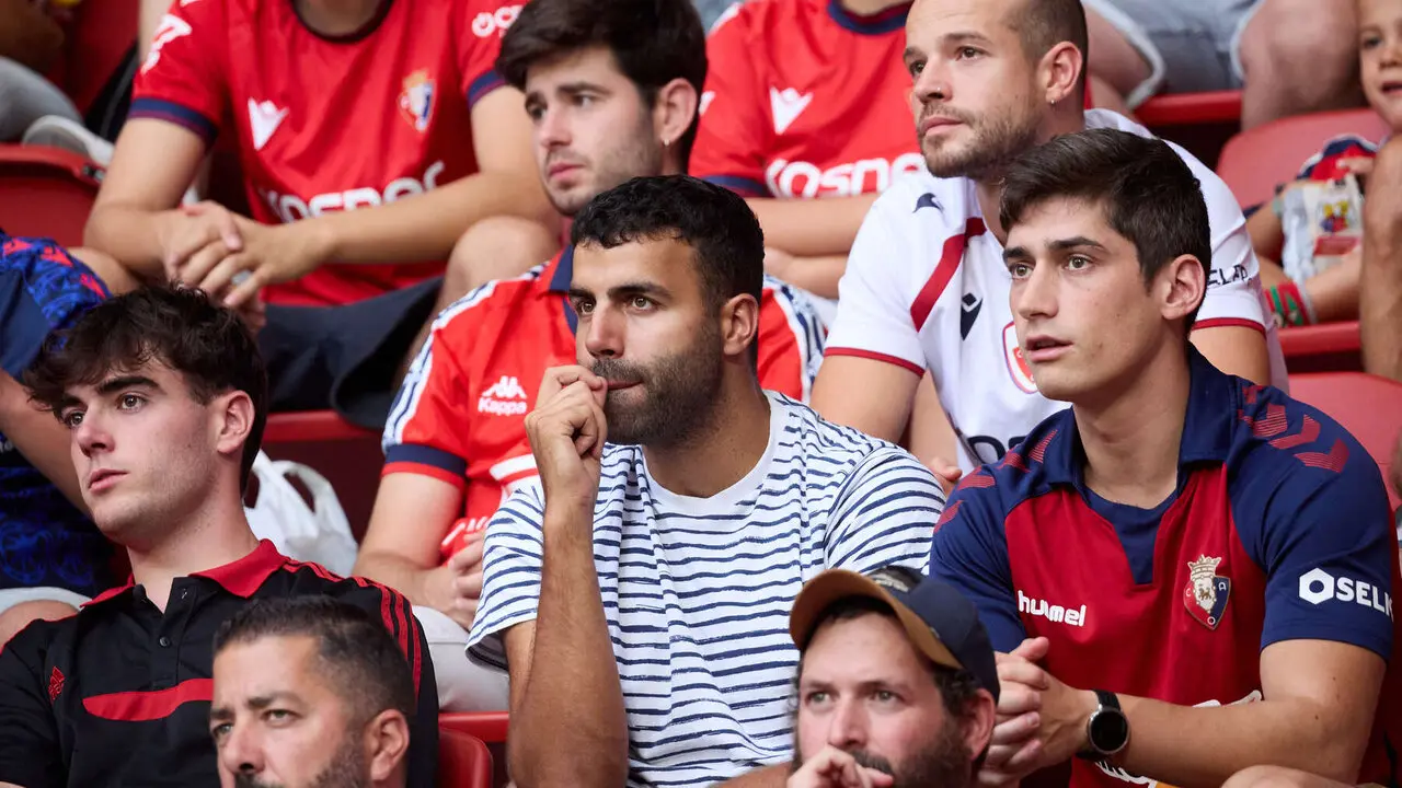 La grada del estadio de El Sadar durante el partido de La Liga EA Sports entre CA Osasuna y Levante UD disputado en Pamplona. I&Ntilde;IGO ALZUGARAY