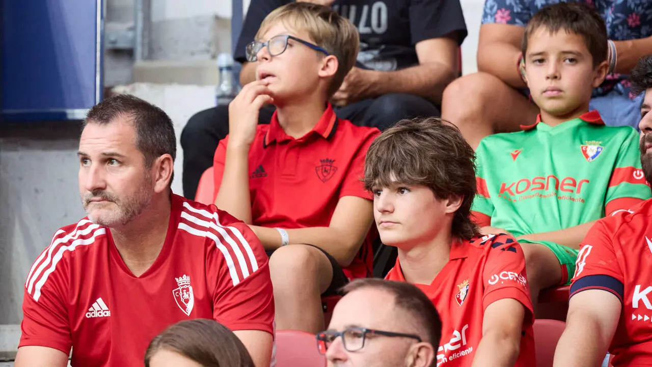 La grada del estadio de El Sadar durante el partido de La Liga EA Sports entre CA Osasuna y Levante UD disputado en Pamplona. I&Ntilde;IGO ALZUGARAY